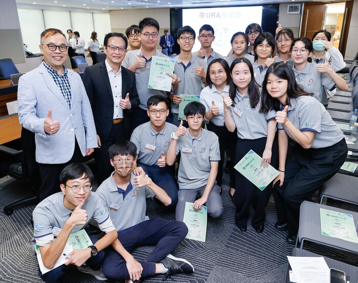 在「模拟董事会」后，学员邀请市建局行政总监韦志成（后排左二）和前青协总干事何永昌（后排左一）合照。
